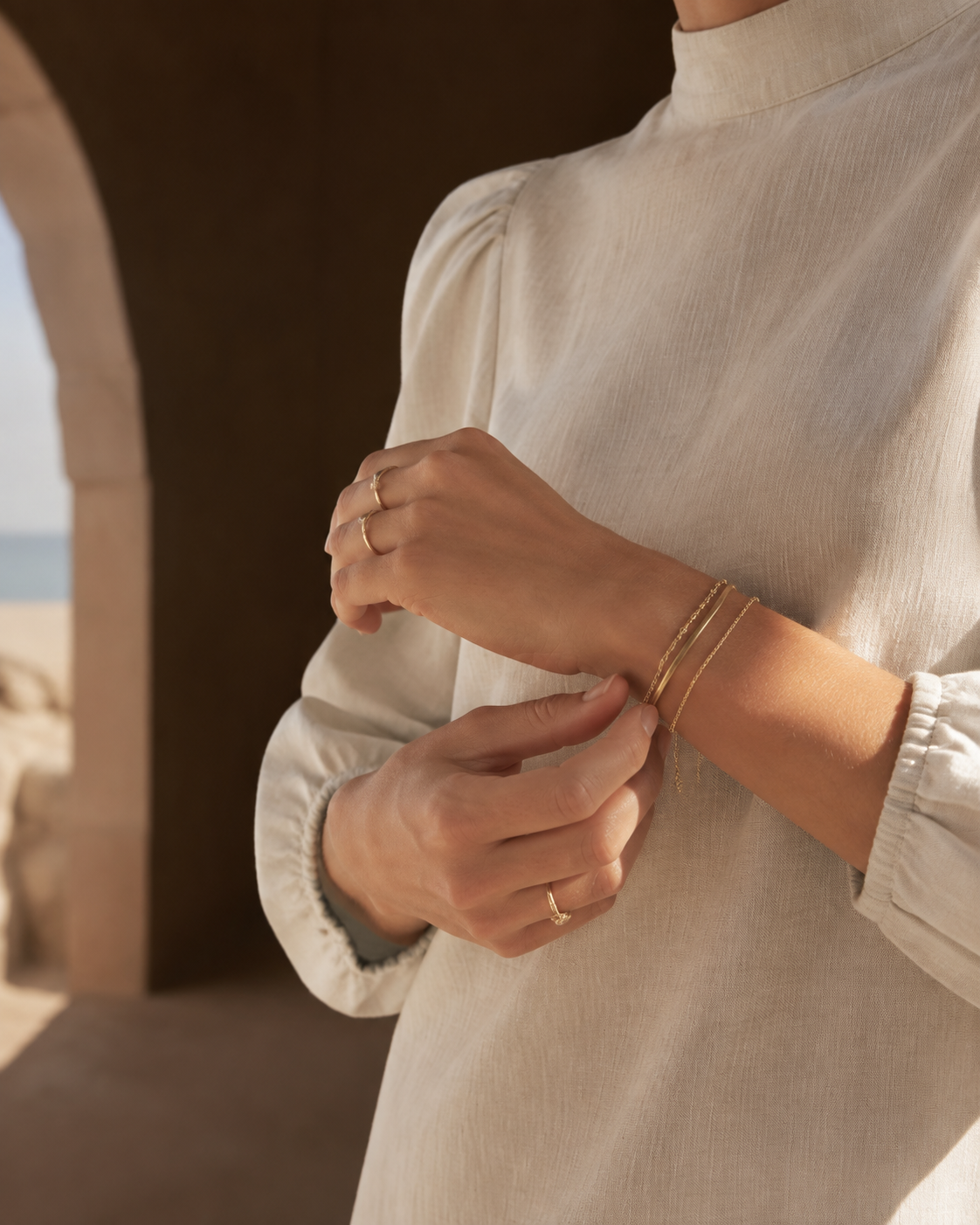 Bijoux GIA ORA portés dans une lumière méditerranéenne